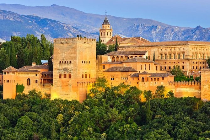 Votre Service de Location de voiture avec chauffeur fera un arrêt de 2 jours pour vous faire visiter le Palais de l'Alhambra