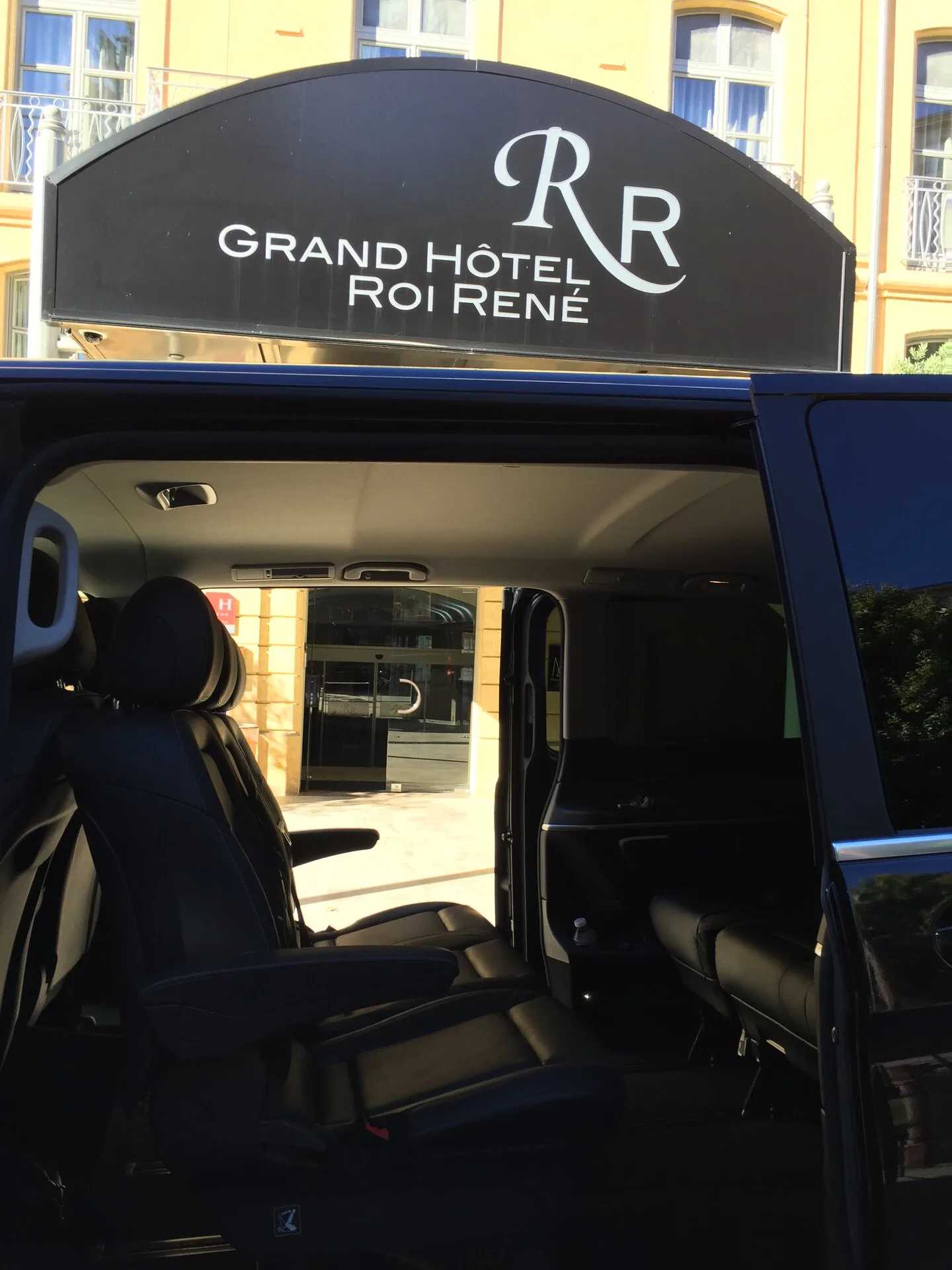 Marseille Transfert Vip voiture Mercedes Vito avec chauffeur à Marseille